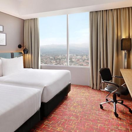 เมอร์เคียว บันดุง เนซา ซูปรัตมาน Hotel ภายนอก รูปภาพ