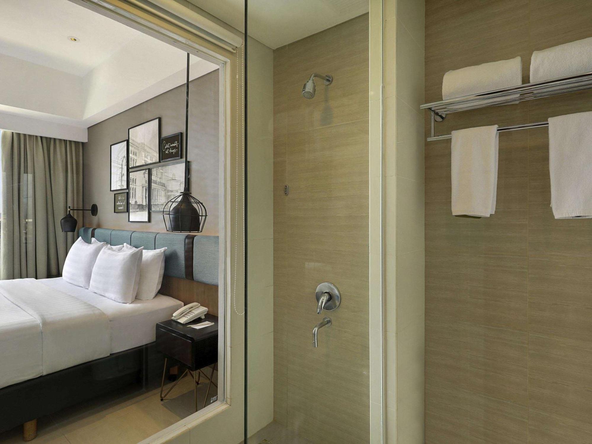 เมอร์เคียว บันดุง เนซา ซูปรัตมาน Hotel ภายนอก รูปภาพ